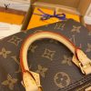 gucciaaa-38684-gallery-75573-4be98b1479a938a6 M61252 NANO mini枕頭包|簡約日常|簡約日常實拍視角