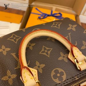 gucciaaa-38684-gallery-75573-4be98b1479a938a6 M61252 NANO mini枕頭包|簡約日常|簡約日常實拍視角