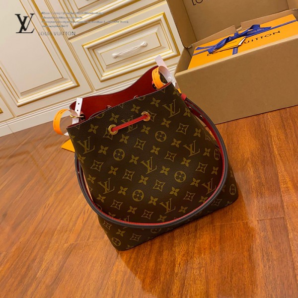 gucciaaa-38716-gallery-76008-0bbdc8fd28845df3 M44021 水桶包|簡約日常|商品實拍視角 03
