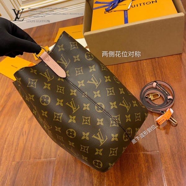 gucciaaa-38717-gallery-76020-428e596751b10dd2 精選 M44022 水桶包|簡約日常|商品實拍視角 06