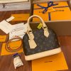 gucciaaa-38719-gallery-76038-bf137fa89b6a8788 M53152 ALMA bb 貝殼包|簡約日常|商品實拍視角 01