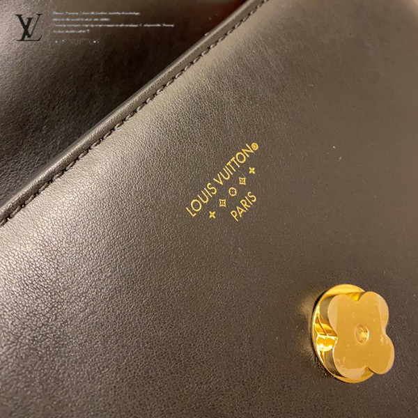 gucciaaa-38720-gallery-76045-fe3081bac8f969df M55948 女士郵差包|簡約日常|商品實拍視角 02