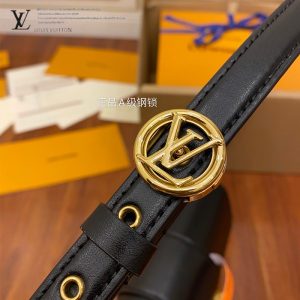 gucciaaa-38720-gallery-76048-d105a6fde1d6c387 M55948 女士郵差包|簡約日常|簡約日常實拍視角