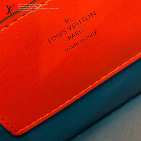 gucciaaa-38721-gallery-76070-a0bdc20e60a34f35 M55949 女士郵差包|簡約日常|商品實拍視角 11