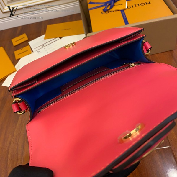 gucciaaa-38721-gallery-76071-b0a8e0a3b3477b5e M55949 女士郵差包|簡約日常|商品實拍視角 12